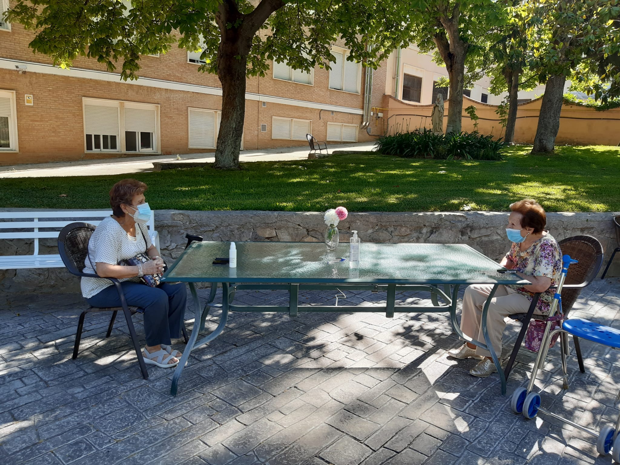 Consejos para visitar con seguridad a las personas mayores que viven en residencias